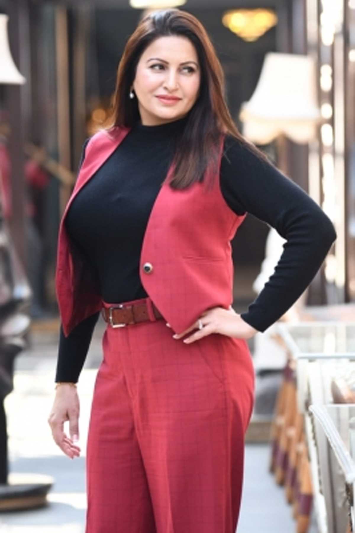 रहस्यमय मौत के 3 दिन बाद हरियाणा में हुआ सोनाली फोगाट का अंतिम संस्कार